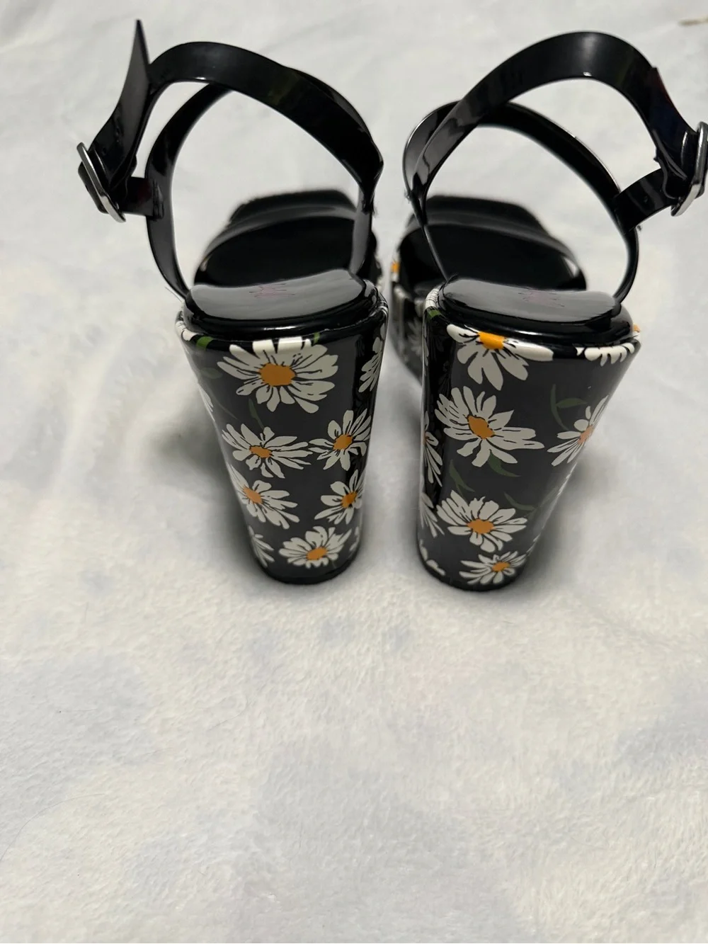 Betsey Johnson Landry Black Daisy Print wedges Size 6M